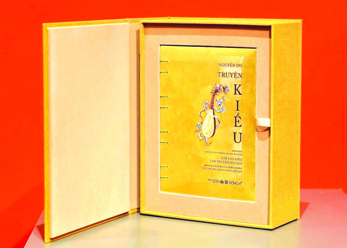 Ấn bản “Truyện Kiều” được in trên giấy dó truyền thống Bắc Ninh, bìa sách làm bằng sơn mài, trang trí bằng lá vàng thật. Ấn bản được đấu giá 380 triệu đồng.