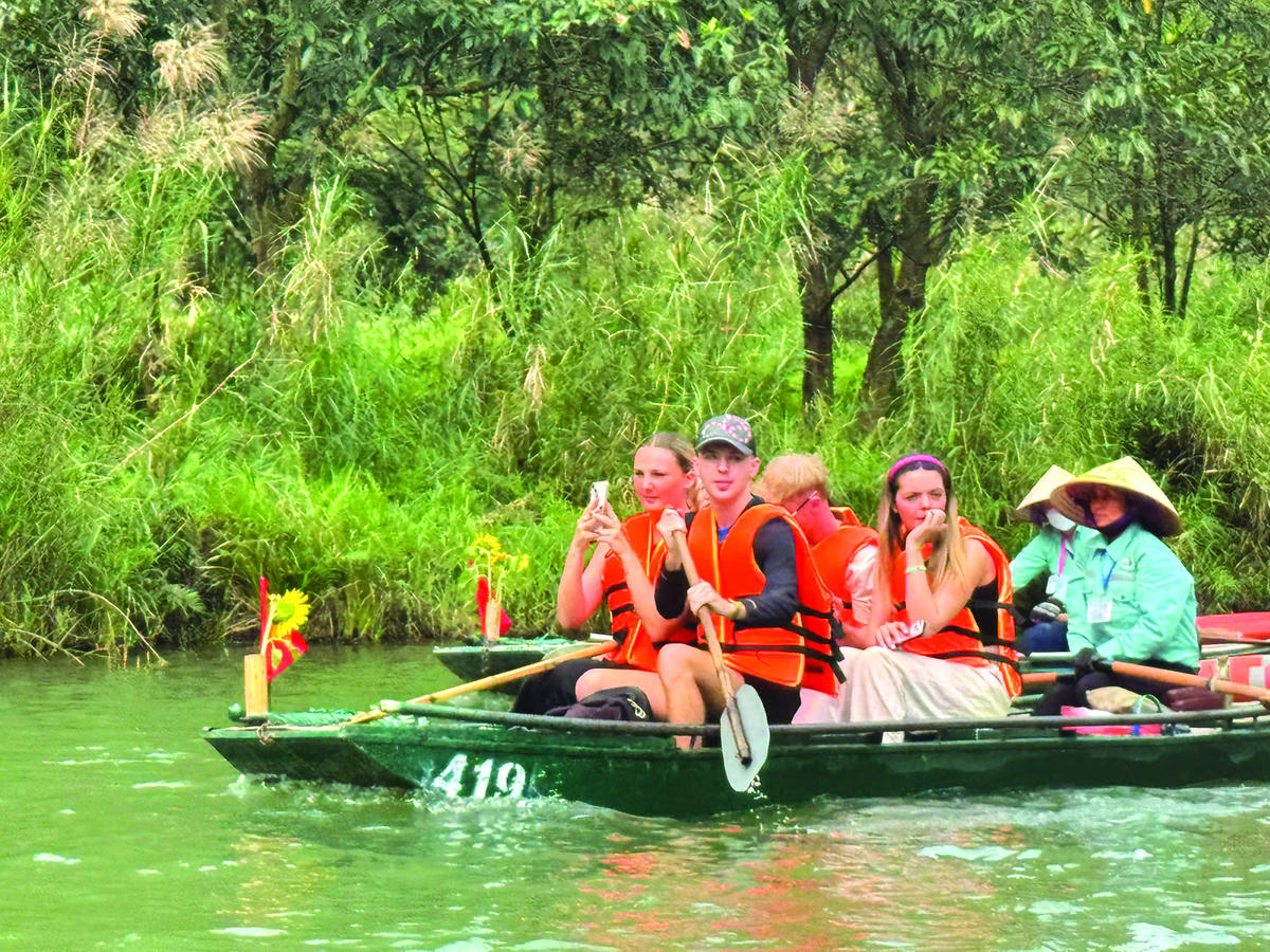 Du khách nước ngoài trải nghiệm chèo thuyền.