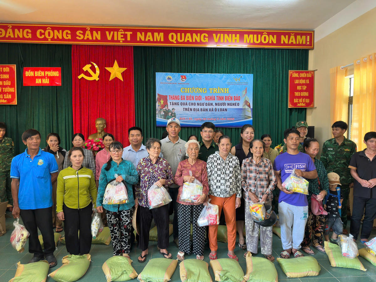 Các đơn vị trao quà cho ngư dân có hoàn cảnh khó khăn trong Chương trình “Tháng Ba biên giới - Nghĩa tình biển đảo” năm 2026. Ảnh:Thùy Dung.