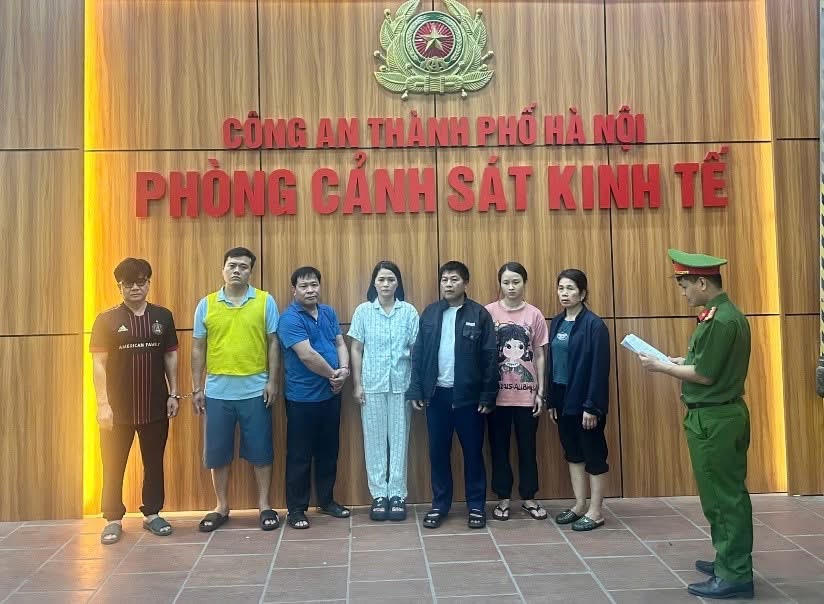 Các đối tượng trong đường dây tiêu thụ, giết mổ lợn dịch tại cơ quan công an.