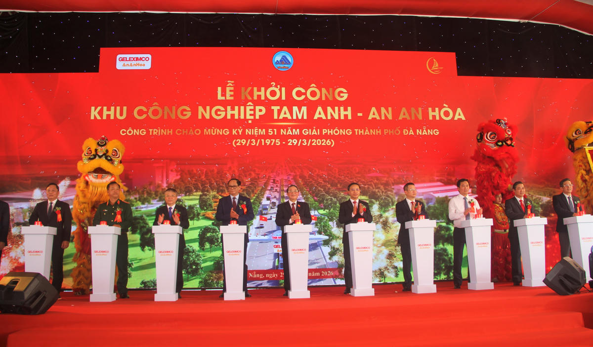 Các đại biểu thực hiện nghi thức&nbsp;khởi công khởi công Dự án KCN Tam Anh- An An Hòa. Ảnh: Nguyễn Tín.