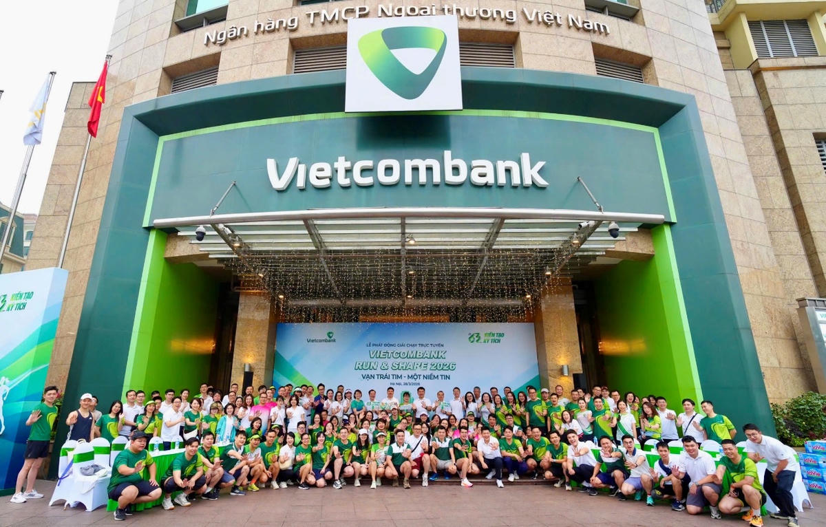 Đại diện Ban lãnh đạo Vietcombank cùng các đại biểu và VĐV chụp hình tại lễ phát động, thể hiện tinh thần quyết tâm chinh phục các cự ly của giải chạy “Vietcombank Run &amp; Share 2026: Vạn trái tim - Một niềm tin”