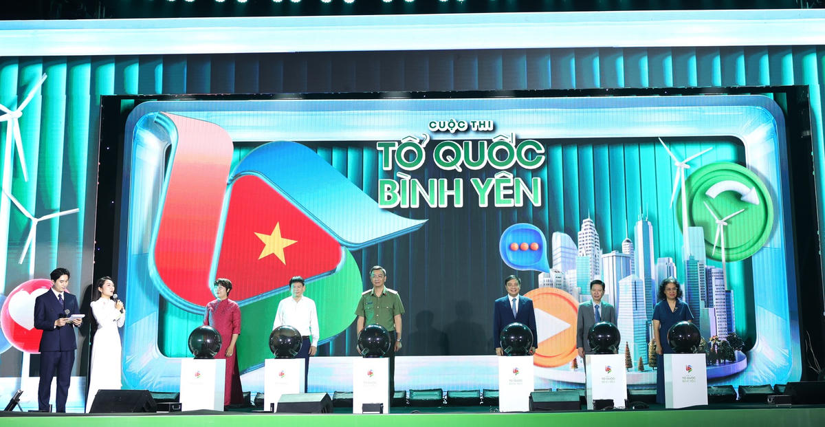 Các đại biểu thực hiện nghi thức nhấn nút khai mạc cuộc thi.