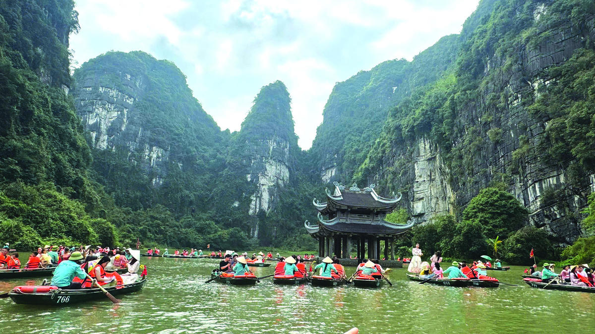 Mỗi năm Tràng An đón hơn 6 triệu du khách đến tham quan.