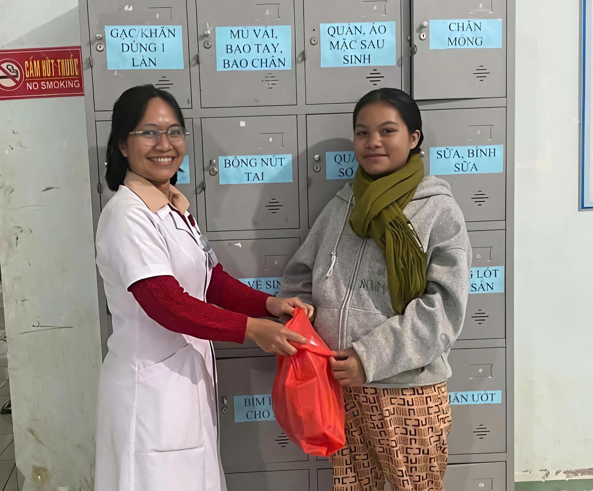 Cán bộ của Trung tâm Y tế Tu Mơ Rông hỗ trợ miễn phí các vật dụng thiết yếu cho trẻ sơ sinh. Ảnh: CV.