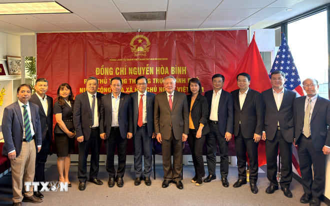 Phó Thủ tướng Thường trực Nguyễn Hòa Bình thăm, làm việc với cán bộ, nhân viên Tổng lãnh sự quán Việt Nam tại San Francisco. (Ảnh: Ngọc Quang/TTXVN).