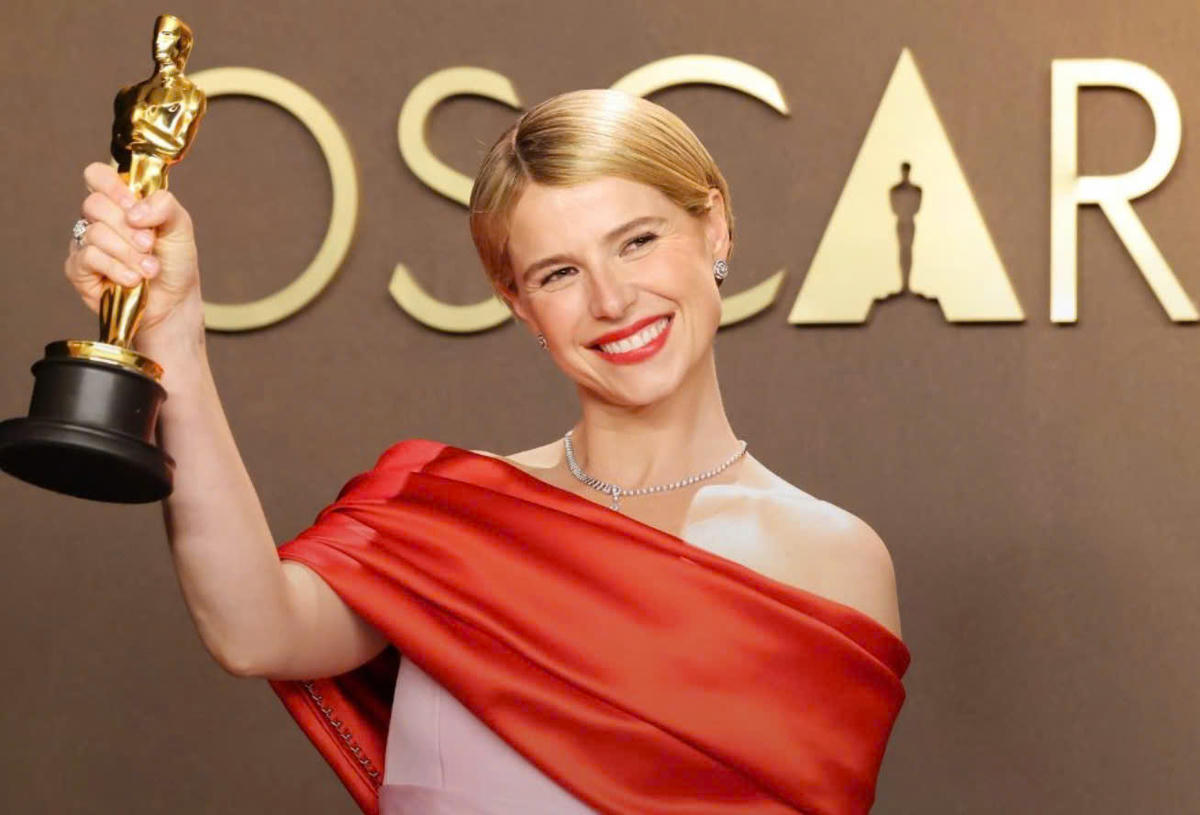 Jessie Buckley giành giải Nữ diễn viên chính xuất sắc nhất.