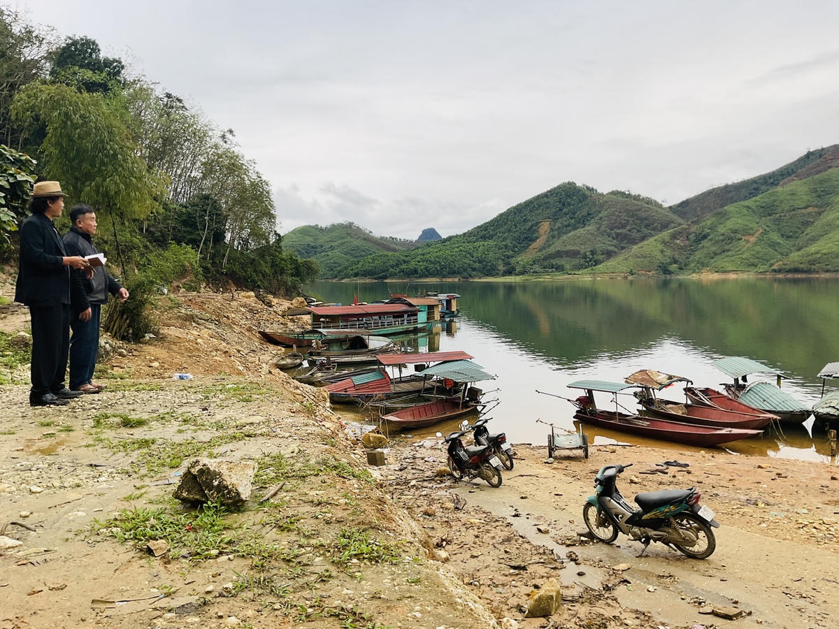 Bến Mỏ Quan (xã Cảm Nhân) được cấp phép hoạt động đường thủy nội địa, nhưng còn rất nhiều bến nhỏ dân sinh tự phát tại các thôn bản vùng lòng Hồ Thác Bà chưa được quản lý.