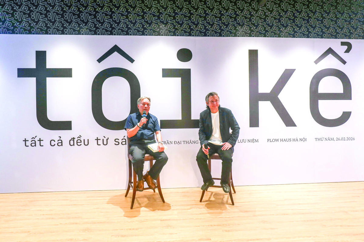 Họa sĩ Trần Đại Thắng (bên phải) tại buổi giao lưu ra mắt “Tôi kể…” ở Hà Nội.