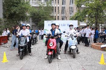 Các em học sinh thích thú khi lái thử xe máy điện VinFast