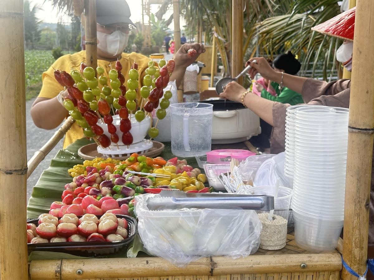 Ngoài bánh dân gian, còn có nhiều loại trái cây tươi ngon tại chợ phiên Xóm Rẫy. (Ảnh: Trung Ngãi).