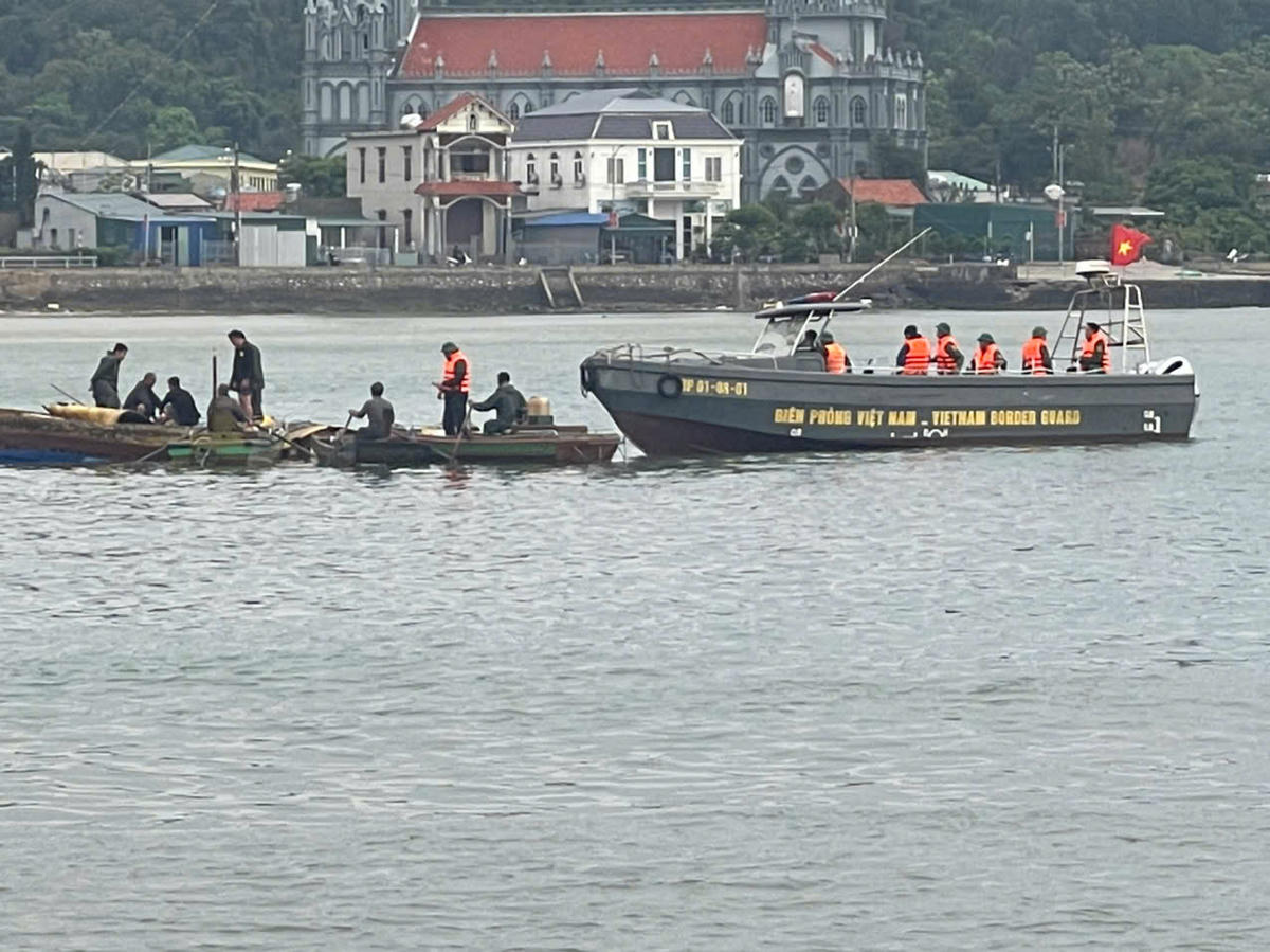 Các lực lượng chức năng tổ chức công tác cứu hộ, cứu nạn.