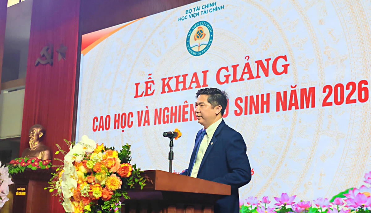 NGƯT.PGS.TS. Nguyễn Đào Tùng - Ủy viên Ủy ban Trung ương MTTQ Việt Nam, Ủy viên Ban chấp hành Đảng bộ Bộ Tài chính, Phó Bí thư Đảng ủy Học viện Tài chính, Giám đốc Học viện phát biểu tại buổi lễ. Ảnh: Văn Hoa