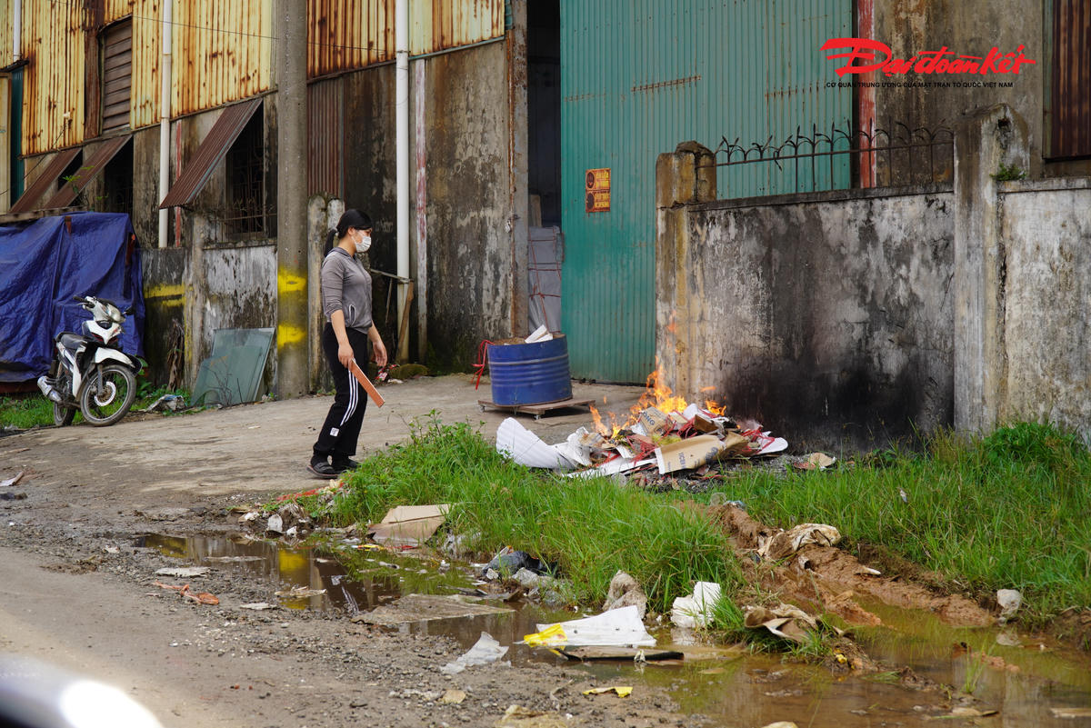 Ghi nhận thực tế những ngày cuối tháng 3/2025 của PV Đại đoàn kết tại CCN Bắc Thạch Quý cho thấy các tuyến đường bên trong CCN xuống cấp, hư hỏng, rác thải từ chế biến gỗ, giấy, bao bì, vật liệu xây dựng, cơ khí… tấp bên bên lề đường. Đáng nói, tình trạng tự ý đốt rác diễn ra thường xuyên, nhiều điểm đốt rác vẫn còn dấu vết đen sì.