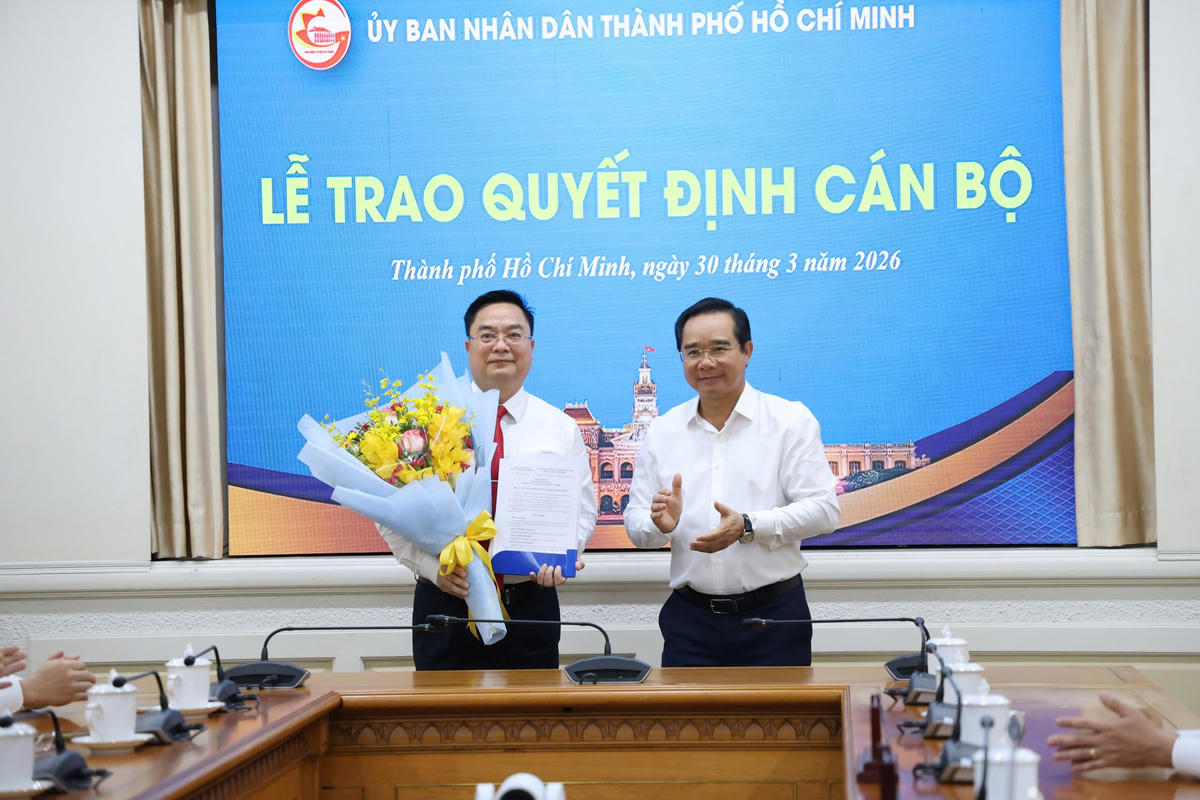 Chủ tịch UBND TP Hồ Chí Minh trao quyết định cán bộ cho ông Hoàng Vũ Thảnh - Giám đốc Sở Tài chính thành phố. Ảnh: L.T