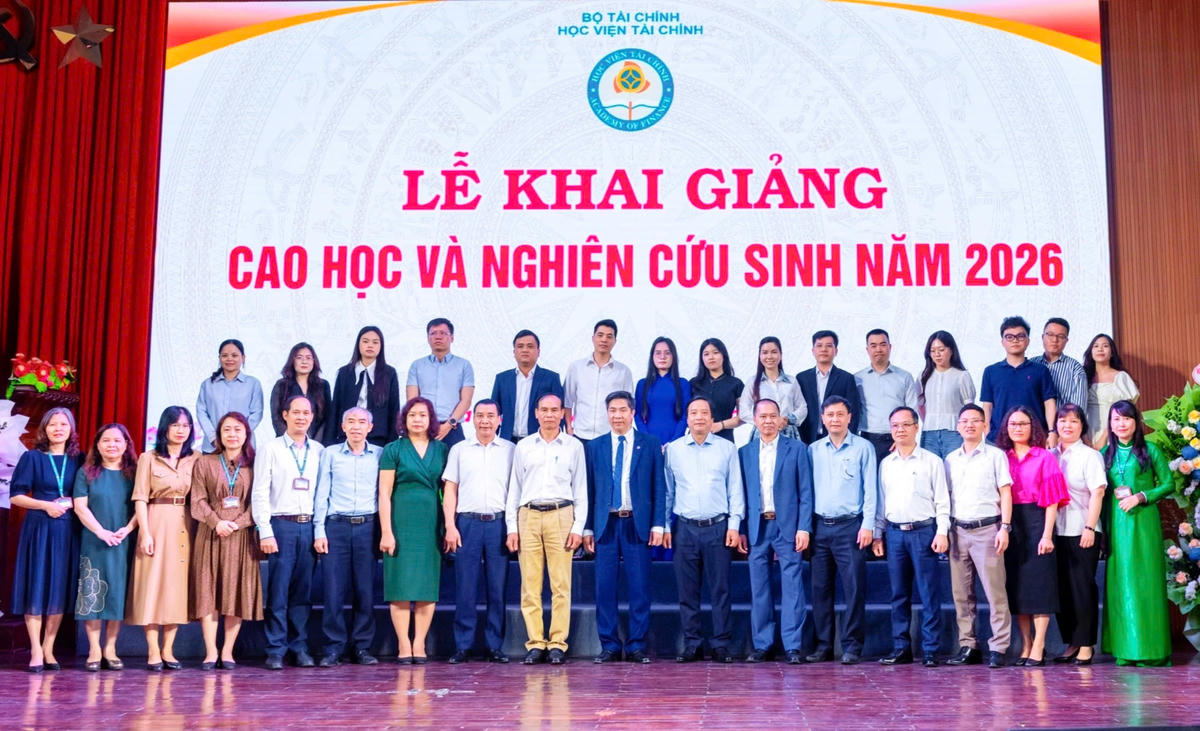 Đại biểu, tân học viên, tân nghiên cứu sinh chụp ảnh lưu niệm. Ảnh: Văn Hoa