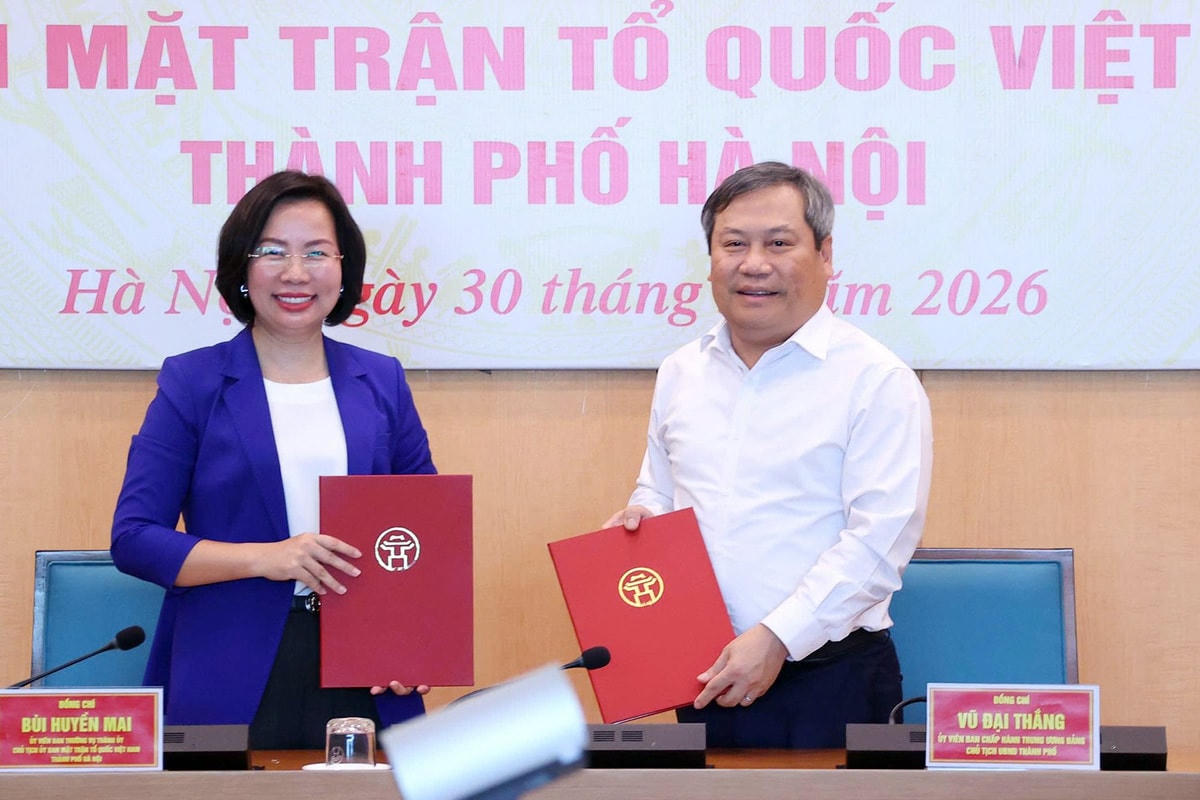 Chủ tịch UBND thành phố Hà Nội Vũ Đại Thắng và Chủ tịch Ủy ban MTTQ Việt Nam thành phố Bùi Huyền Mai trao biên bản bàn giao. Ảnh: PV
