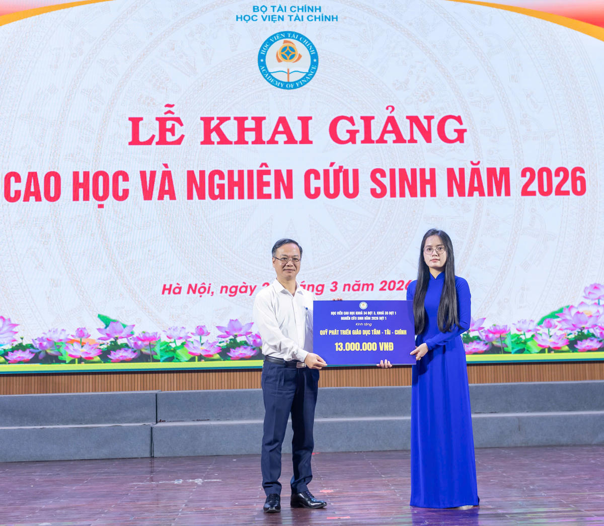 Đại diện các tân học viên cao học và tân nghiên cứu sinh trao biểu trưng ủng hộ Quỹ Quỹ Phát triển giáo dục Tâm - Tài – chính của Học viện cho PGS.,TS. Nguyễn Lê Cường – Trưởng ban Tổ chức cán bộ
