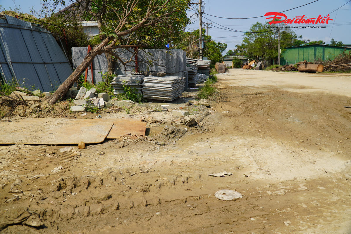 “Hiện nay, Luật Đầu tư mới đã có hiệu lực thi hành nhưng chưa có nghị định hướng dẫn cụ thể. Để chuyển đổi CCN Bắc Thạch Quý, trước hết phường Thành Sen phải hoàn thành công tác quy hoạch. Sau đó, khi có quy định, hướng dẫn cụ thể, cơ quan chức năng sẽ tham mưu phương án phù hợp để UBND tỉnh quyết định” - ông Phan Văn Cường, chuyên viên Phòng Doanh nghiệp đầu tư, Sở Tài chính Hà Tĩnh nói.