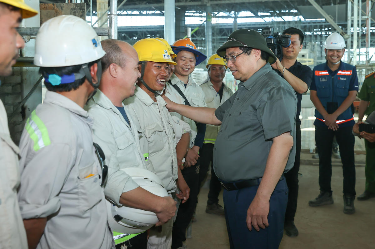 Thủ tướng Phạm Minh Chính động viên các đơn vị thi công dự án Cảng hàng không quốc tế Long Thành - Ảnh: VGP/Nhật Bắc.