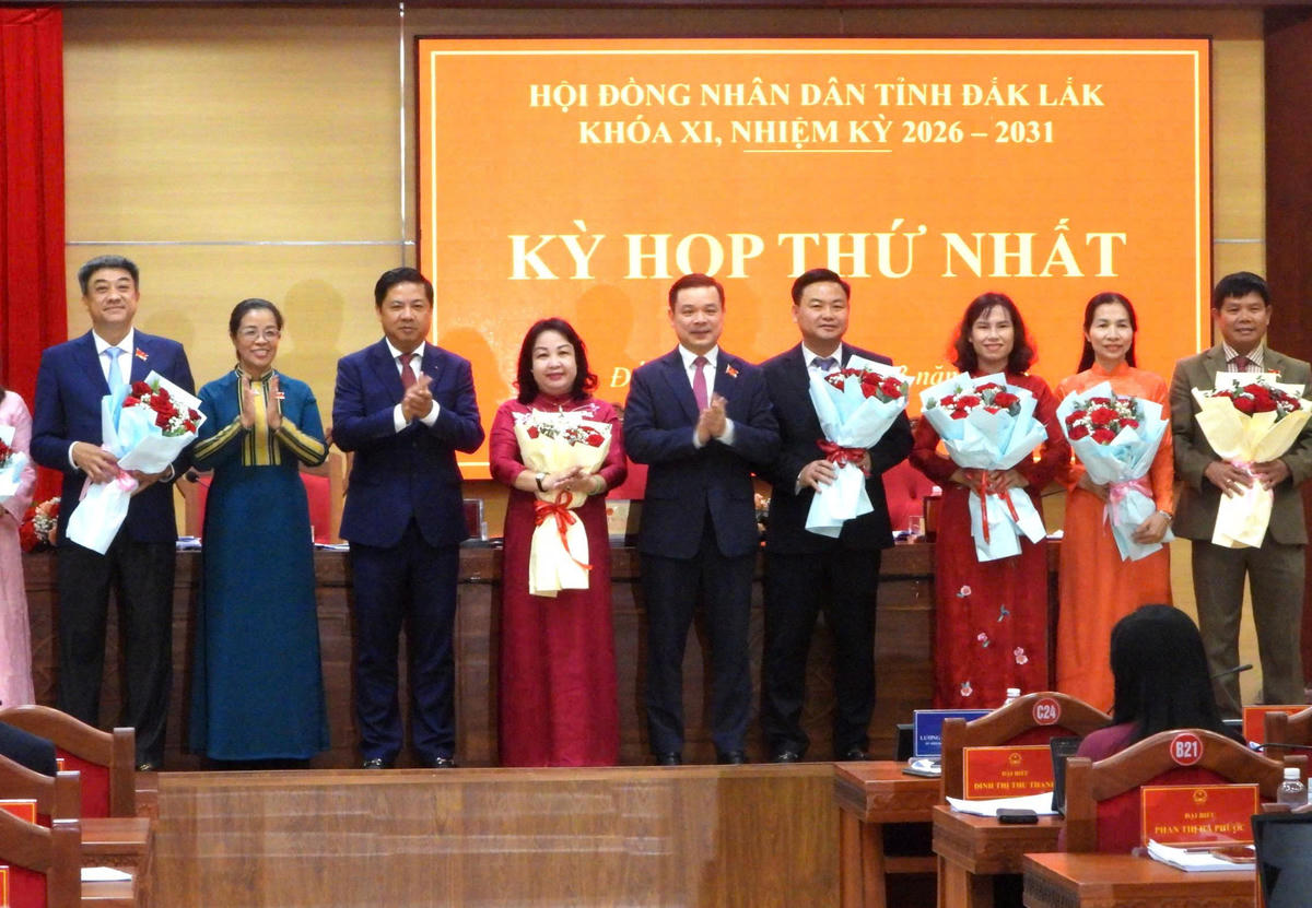 Lãnh đạo tỉnh tặng hoa chúc mừng các đồng chí Thường trực HĐND tỉnh. Ảnh: BT.