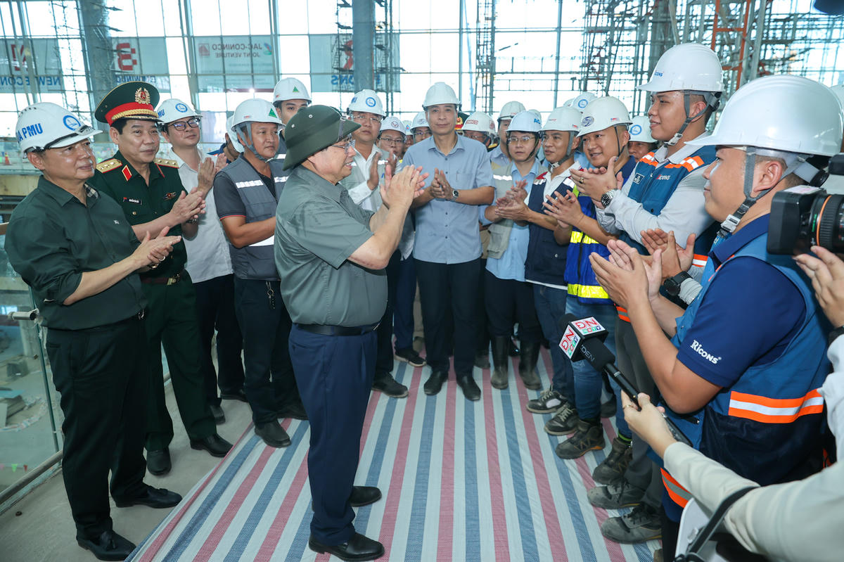 Thủ tướng Phạm Minh Chính động viên các đơn vị thi công dự án Cảng hàng không quốc tế Long Thành - Ảnh: VGP/Nhật Bắc.