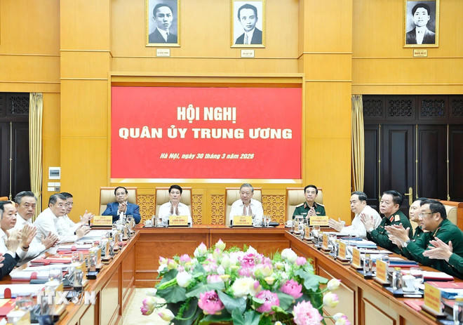 Tổng Bí thư Tô Lâm, Bí thư Quân ủy Trung ương và các đại biểu. (Ảnh: TTXVN phát)