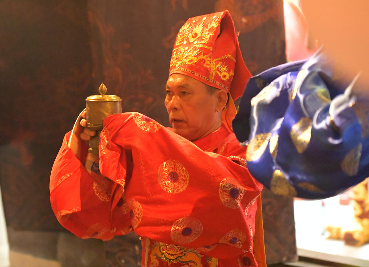  Đội tế dâng tửu.