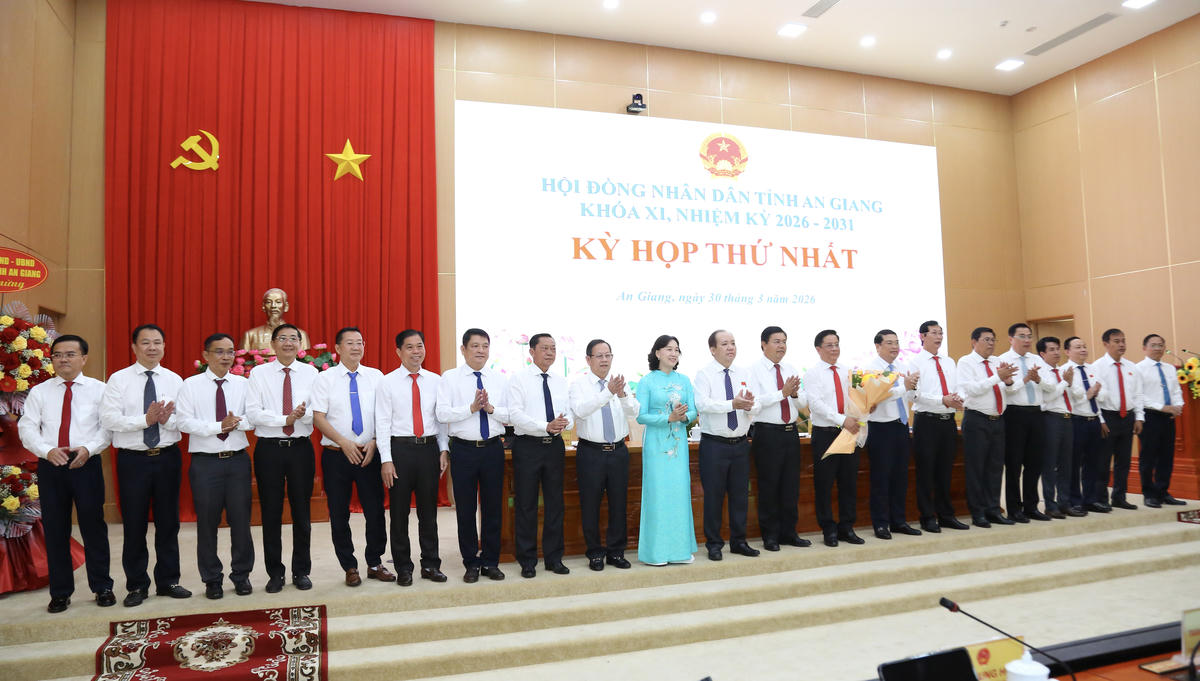 Bí thư Tỉnh uỷ An Giang Nguyễn Tiến Hải tặng hoa chúc mừng Chủ tịch UBND tỉnh, các Phó Chủ tịch UBND tỉnh và các Ủy viên UBND tỉnh nhiệm kỳ 2026-2031. Ảnh: Thanh Tiến