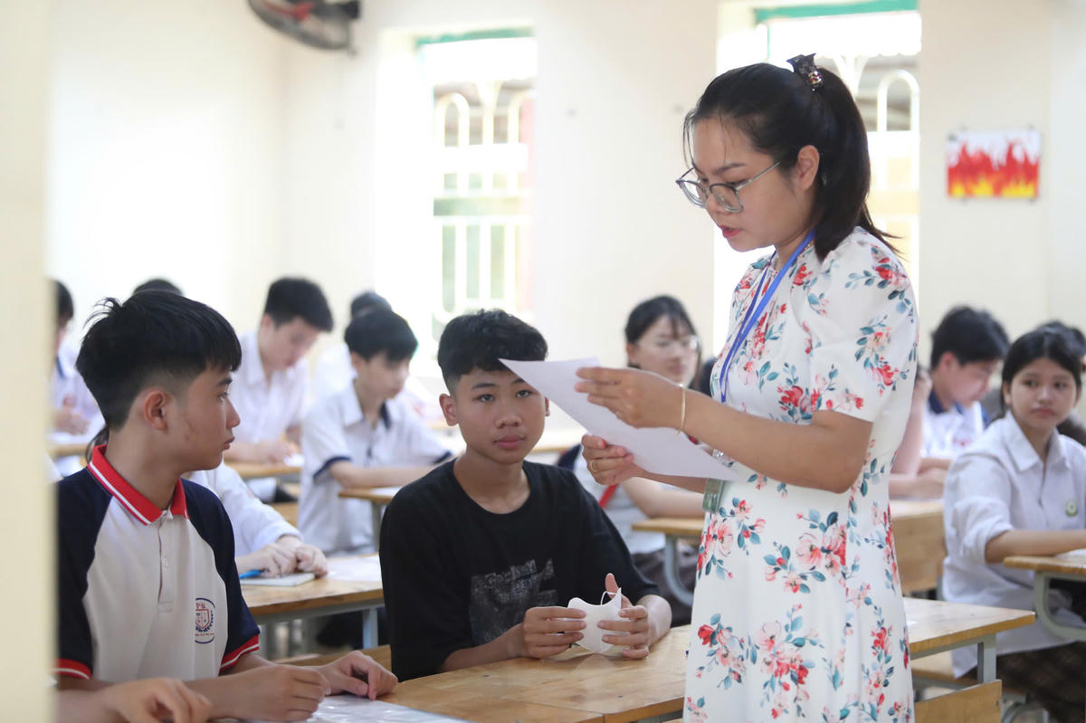 Cán bộ coi thi kiểm tra thông tin thi sinh tại kỳ thi vào lớp 10 THPT công lập của Hà Nội năm học 2025-2026. Ảnh: Lê Khánh