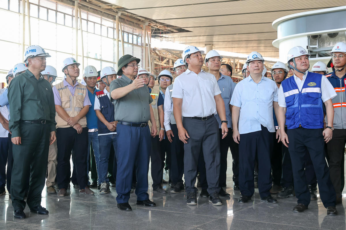 Thủ tướng Chính phủ Phạm Minh Chính đôn đốc thúc đẩy tiến độ xây dựng Cảng hàng không quốc tế Long Thành, tỉnh Đồng Nai - Ảnh: VGP/Nhật Bắc.