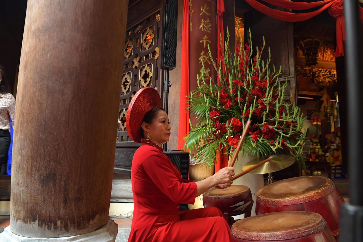 Tiếng trống hội rộn ràng không gian Đền Bạch Mã.