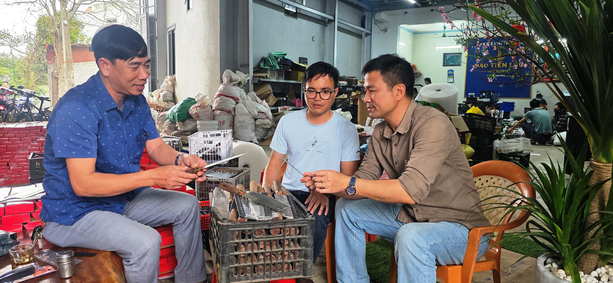 Do không có quy định rõ ràng về quy chuẩn đâu là vũ khí thô sơ, đâu là công cụ lao động đang khiến người dân làng rèn gặp muôn vàn khó khăn. 	Ảnh: Nguyễn Chung.