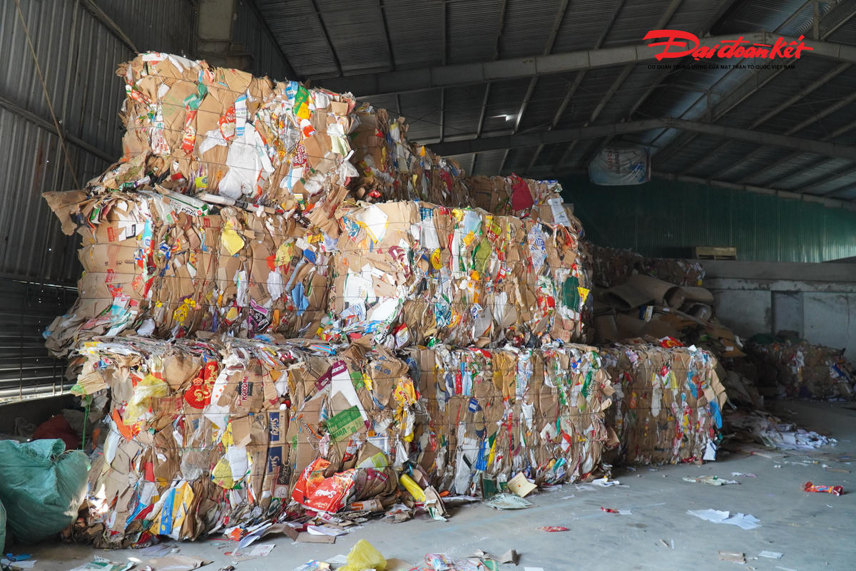 Cơ sở gia công giấy của ông Nguyễn Văn Quế. Ảnh: HN.