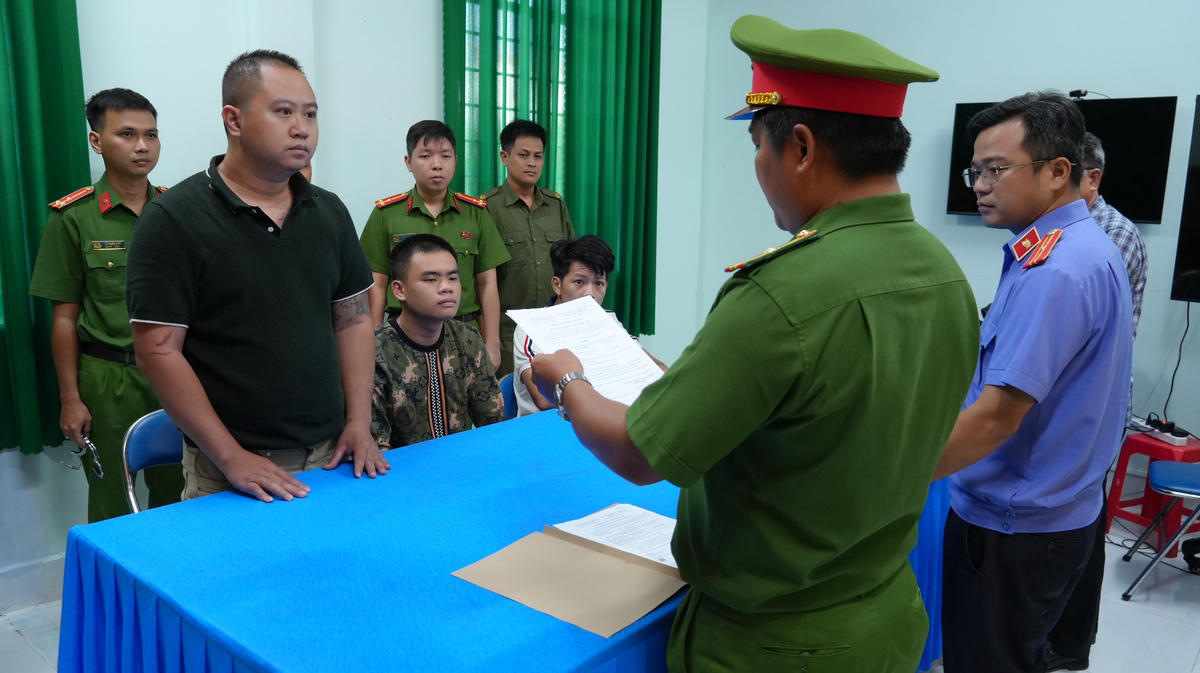 Cơ quan Cảnh sát điều tra Công an tỉnh tống đạt quyết định khởi tố và ra lệnh tạm giam 03 tháng đối với 03 bị can Nguyên, Hiếu, Thường.