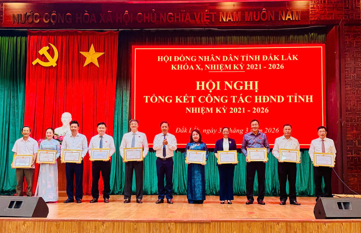 UBND tỉnh đã tặng Bằng khen cho các cá nhân có thành tích xuất sắc trong hoạt động HĐND nhiệm kỳ 2021–2026. Ảnh: Thanh Nga.