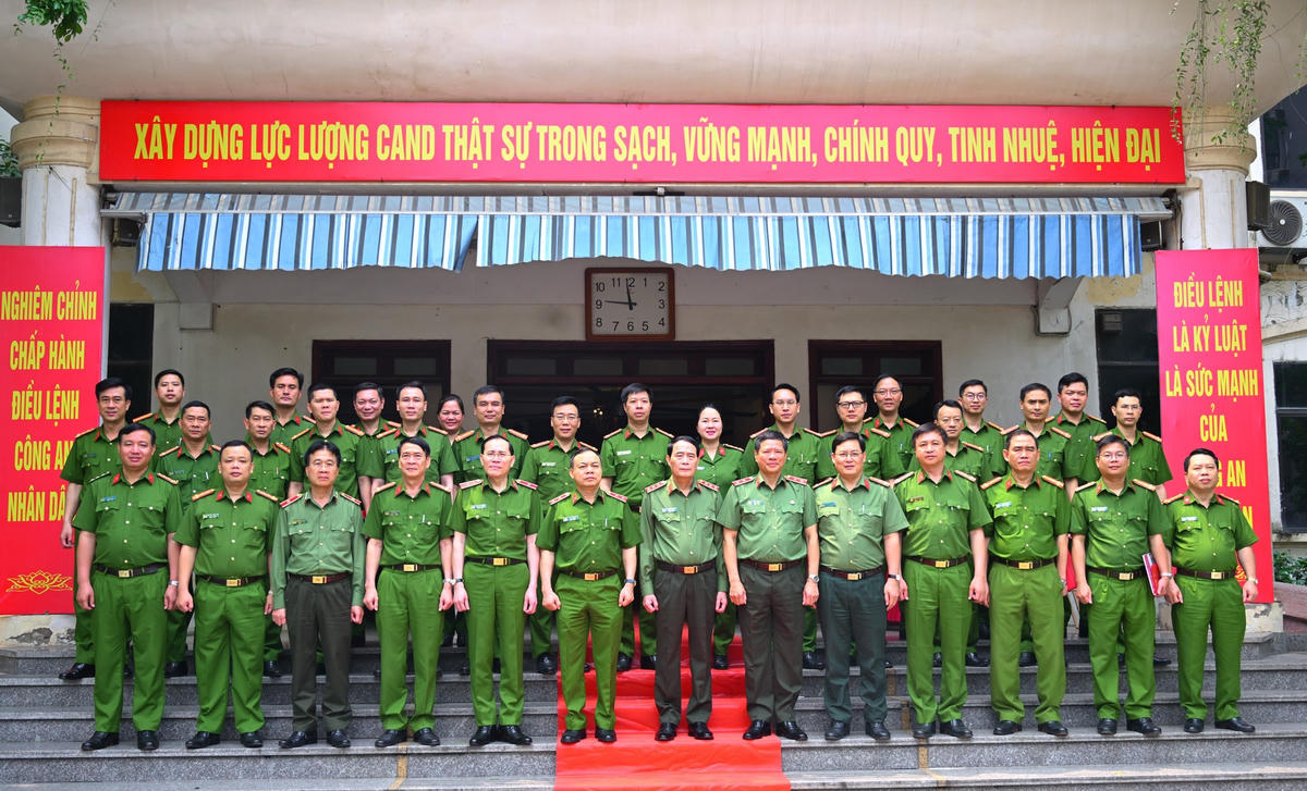 Thứ trưởng Lê Quốc Hùng cùng các đồng chí dự buổi làm việc.