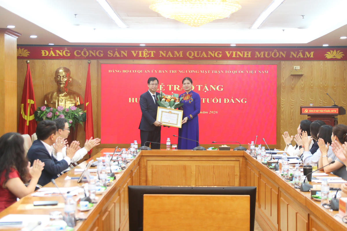 Phó Chủ tịch - Tổng Thư ký&nbsp;UBTƯ MTTQ Việt Nam Hà Thị Nga trao tặng Huy hiệu 30 năm tuổi Đảng cho đồng chí Cao Xuân Thạo.
