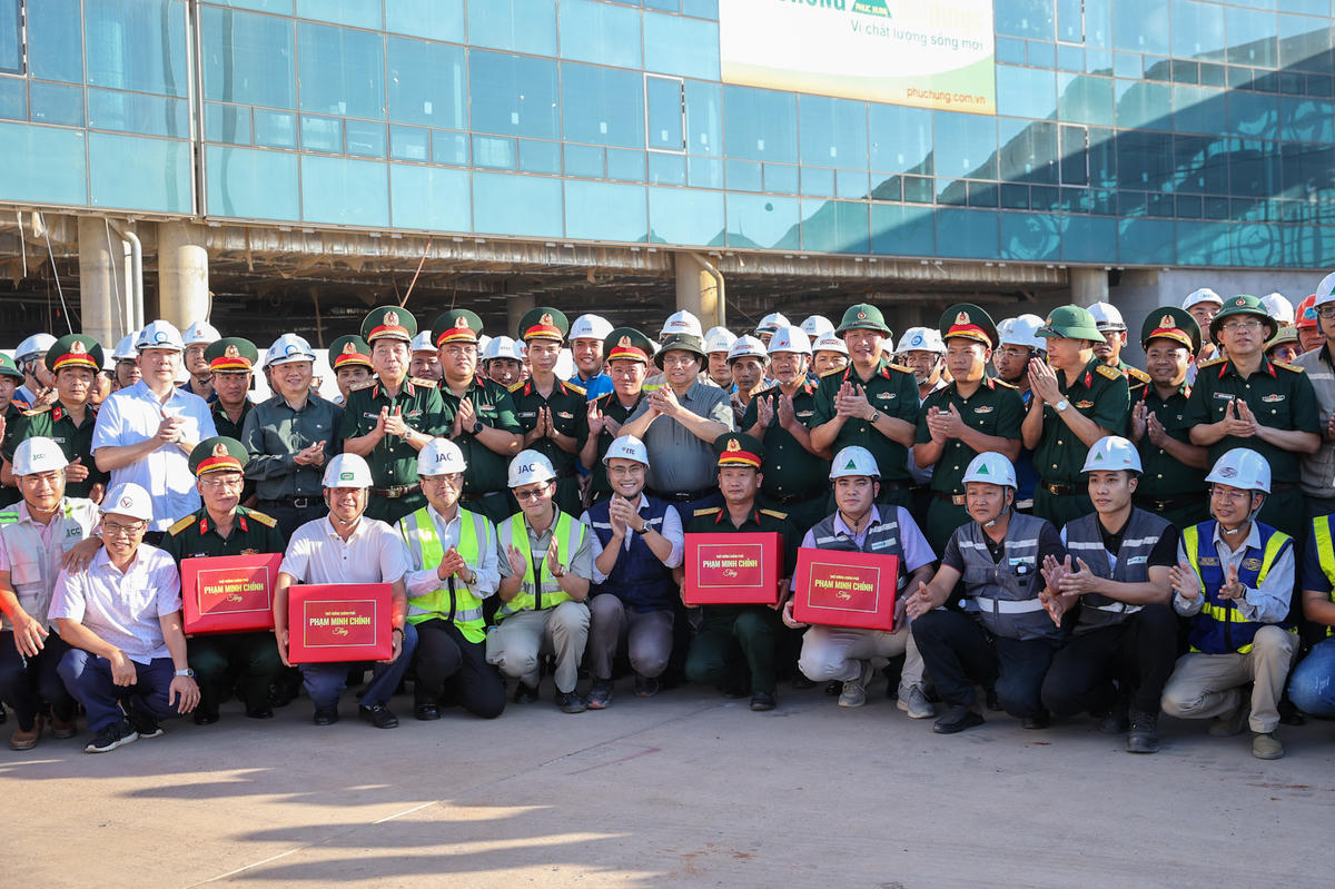 Thủ tướng Phạm Minh Chính tặng quà các đơn vị thi công dự án Cảng hàng không quốc tế Long Thành - Ảnh: VGP/Nhật Bắc.