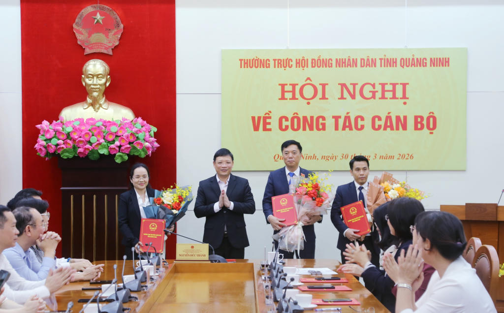 Phó Chủ tịch HĐND tỉnh Quảng Ninh Nghiêm Xuân Cường trao Nghị quyết về&nbsp;việc phê chuẩn danh sách cho các Phó trưởng Ban của HĐND tỉnh Quảng Ninh khóa XV, nhiệm kỳ 2026-2031.. Ảnh: QMG.