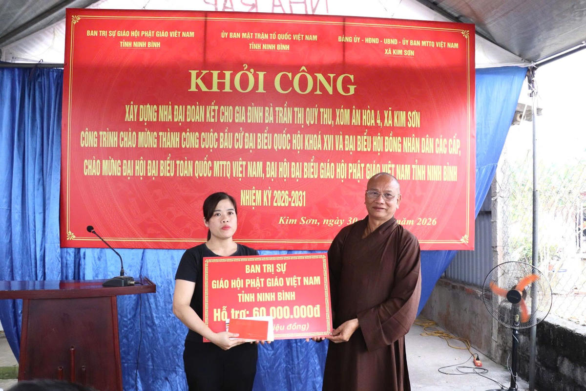 Đại diện Ban trị sự Giáo hội Phật giáo tỉnh Ninh Bình trao biểu trưng hỗ trợ cho gia đình chị Thu. Ảnh: Đình Minh