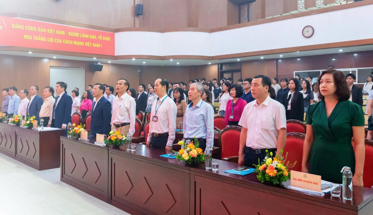 Các đại biểu tham dự thực hiện nghi lễ Chào cờ. Ảnh: Văn Hoa