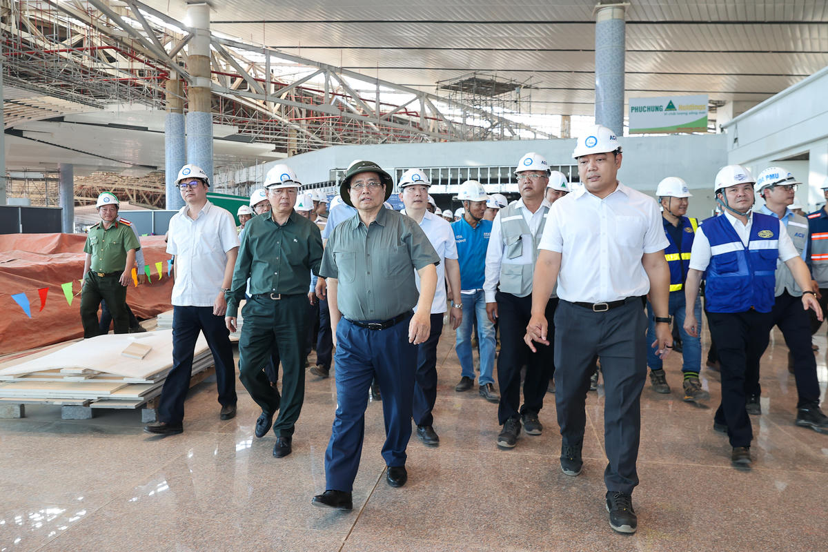 Thủ tướng Chính phủ Phạm Minh Chính kiểm tra tình hình, tiến độ xây dựng Cảng hàng không quốc tế Long Thành, tỉnh Đồng Nai - Ảnh: VGP/Nhật Bắc.