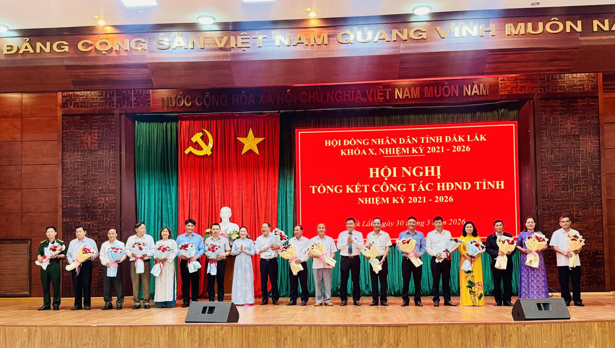 Thường trực HĐND tỉnh trao quà lưu niệm cho các đại biểu không tham gia tái cử. Ảnh: Thanh Nga.