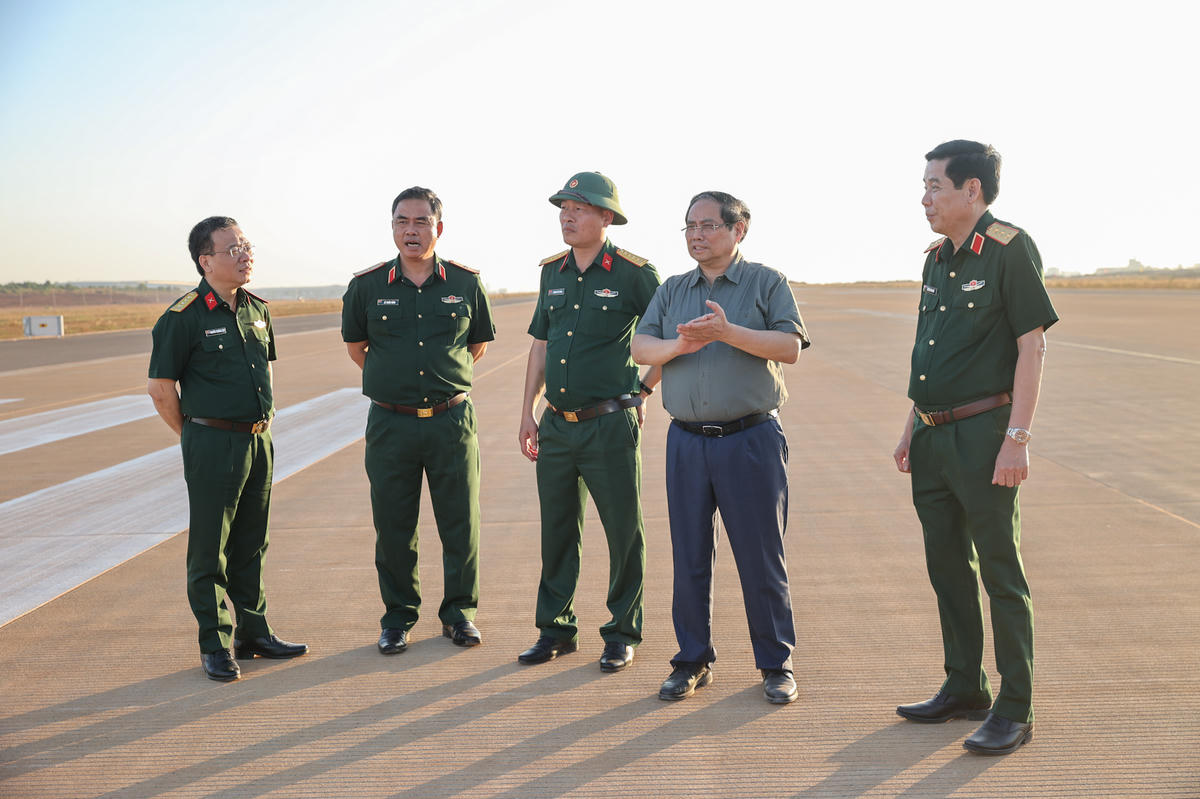 Thủ tướng kiểm tra đường băng lăn cất hạ cánh sân bay quốc tế Long Thành - Ảnh: VGP/Nhật Bắc.