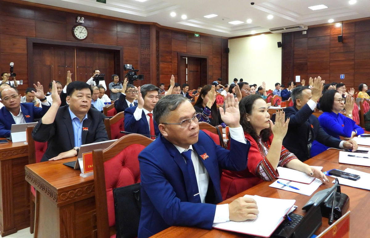 Đại biểu biểu quyết thông qua Nghị quyết xác nhận kết quả bầu cử các chức danh chủ chốt. Ảnh: BT.
