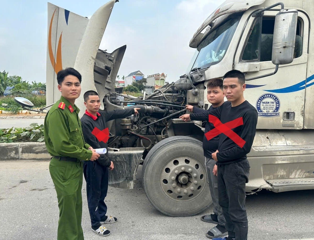 Công an xã Thanh Hà (TP Hải Phòng) bắt giữ Vũ Ngọc Đô, Tống Văn Tiến và Lô Quốc Tiến (áo đen) trộm cắp hộp đen xe container. Ảnh: Công an TP Hải Phòng