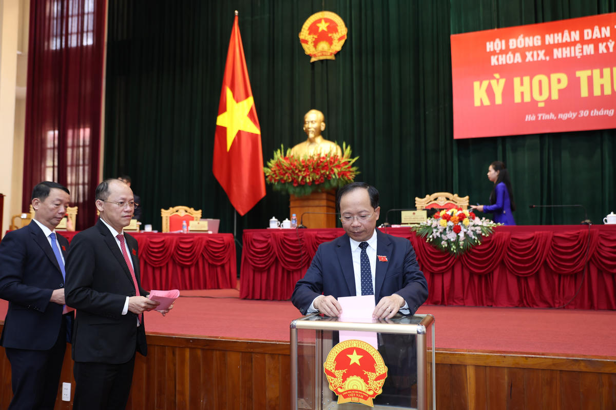 Lãnh đạo tỉnh Hà Tĩnh bỏ phiếu tại kỳ họp thứ nhất, HĐND tỉnh khóa XIX. Ảnh: HĐND Hà Tĩnh.
