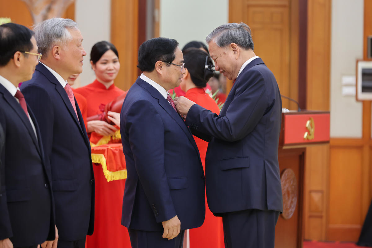 Tổng Bí thư Tô Lâm trao Huân chương Quân công hạng nhất và trao Huy hiệu 40 năm tuổi Đảng tặng đồng chí Phạm Minh Chính, Uỷ viên Bộ Chính trị khoá XIII, Thủ tướng Chính phủ - Ảnh: VGP/Nhật Bắc