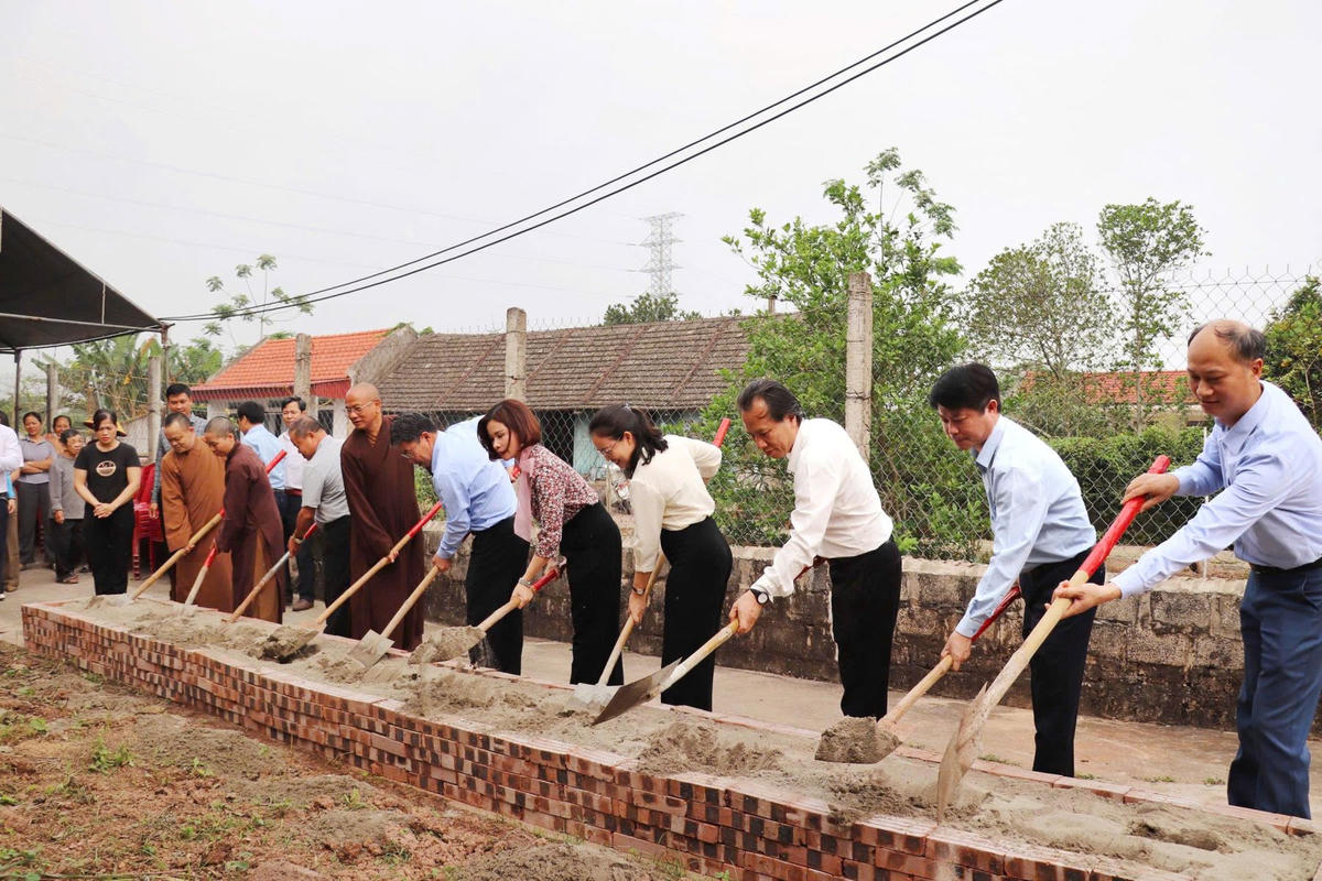 Các đại biểu thực hiện nghi thức khởi công nhà Đại đoàn kết. Ảnh: Đình Minh